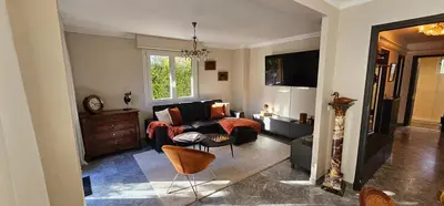 Coin salon dans l'établissement Duplex climatisé 100m2, jardin, garage individuel clos