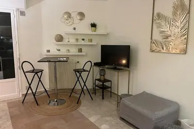 Télévision ou salle de divertissement dans l'établissement Cannes Croisette Studio 3 pers Cosy CLIM WIFI PKG