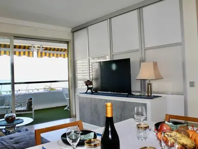 Boissons dans l'établissement Appartement 3 Pièces avec Terrasse, 4 Couchages, Climatisation, Villeneuve-Loubet Plage - FR-1-252A-116