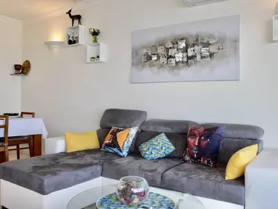 Coin salon dans l'établissement Appartement 3 Pièces avec Terrasse, 4 Couchages, Climatisation, Villeneuve-Loubet Plage - FR-1-252A-116