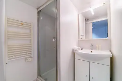 Salle de bains dans l'établissement Cocon au cœur d'Antibes