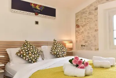 Un ou plusieurs lits dans un hébergement de l'établissement LE PROVENCAL - Center old Antibes 1BR flat with AC, wifi