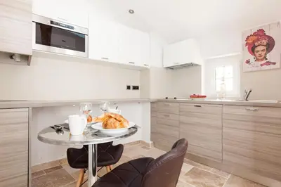 Cuisine ou kitchenette dans l'établissement LE PROVENCAL - Center old Antibes 1BR flat with AC, wifi
