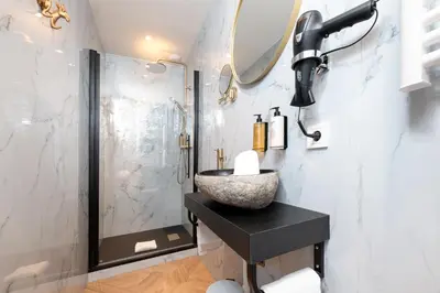 Salle de bains dans l'établissement La Jungle Suite