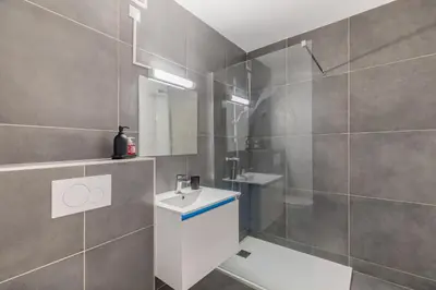 Salle de bains dans l'établissement Studio avec terrasse vue jardin