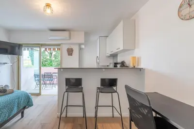 Cuisine ou kitchenette dans l'établissement Studio avec terrasse vue jardin