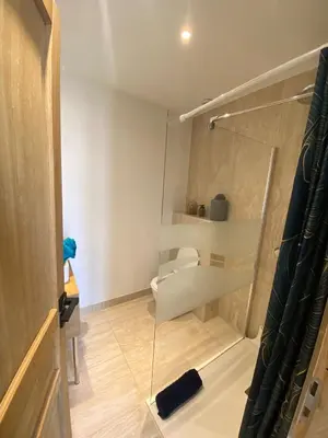 Salle de bains dans l'établissement Le Vauban, central, dynamique, rénové et convivial , clim, balcon