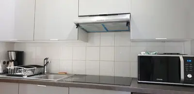 Cuisine ou kitchenette dans l'établissement GRAND Studio meublé-Juan Pins-Logt 4