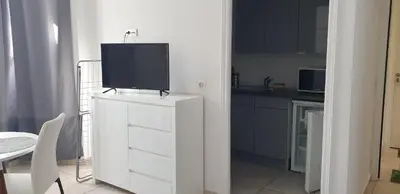 Cuisine ou kitchenette dans l'établissement Appt T2 meublé-Juan les Pins-Logt 10