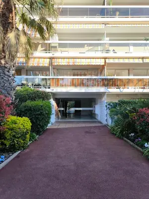 Jardin de l'établissement ARA 40m2 CLASSE TERRASSE 35 m2 PISCINE PARKING
