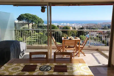 Balcon ou terrasse dans l'établissement Magnifique 3P avec vue mer balcon et piscine