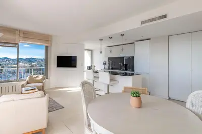 Télévision ou salle de divertissement dans l'établissement Apartment with pool - sea view