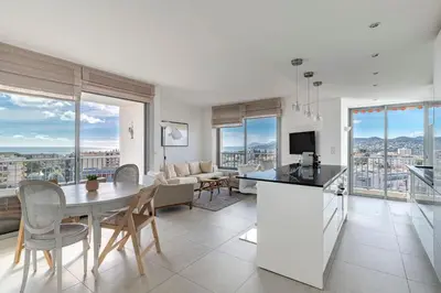 Télévision ou salle de divertissement dans l'établissement Apartment with pool - sea view
