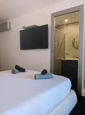 Un ou plusieurs lits dans un hébergement de l'établissement Superbe appartement Juan-les-Pins 200m des plages