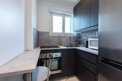 Cuisine ou kitchenette dans l'établissement LOUIS GALLET Centre JUAN LES PINS 50m des plages