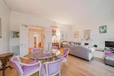 Télévision ou salle de divertissement dans l'établissement Cozystay 1249 - Très bel appartement bourgeois