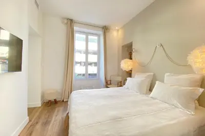 Un ou plusieurs lits dans un hébergement de l'établissement Beautiful 2 bedrooms 2 bathrooms Center of Cannes