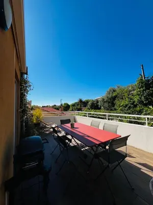 Balcon ou terrasse dans l'établissement Bright and Stylish in City Center 2 Bedrooms