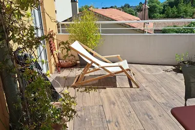 Balcon ou terrasse dans l'établissement Bright and Stylish in City Center 2 Bedrooms