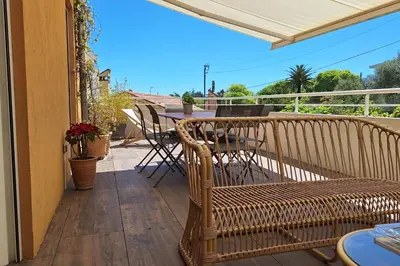Balcon ou terrasse dans l'établissement Bright and Stylish in City Center 2 Bedrooms