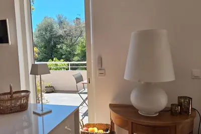 Coin salon dans l'établissement Bright and Stylish in City Center 2 Bedrooms