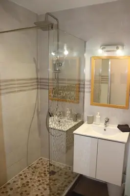 Salle de bains dans l'établissement Confort-Appartement cocooning ***