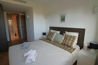 Un ou plusieurs lits dans un hébergement de l'établissement COMPLETELY RENOVATED APARTMENT ON BLD CROISETTE, 3 PARENTAL BEDROOMS