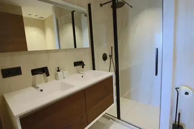 Salle de bains dans l'établissement COMPLETELY RENOVATED APARTMENT ON BLD CROISETTE, 3 PARENTAL BEDROOMS