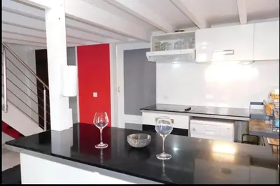 Cuisine ou kitchenette dans l'établissement Beau T1 bis centre Juan les pins