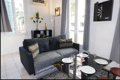 Télévision ou salle de divertissement dans l'établissement Beau T1 bis centre Juan les pins