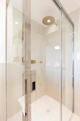 Salle de bains dans l'établissement Exceptional Super-Cannes Glaïeuls with sea views pools & private jacuzzi