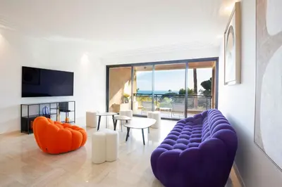 Coin salon dans l'établissement Exceptional Super-Cannes Glaïeuls with sea views pools & private jacuzzi
