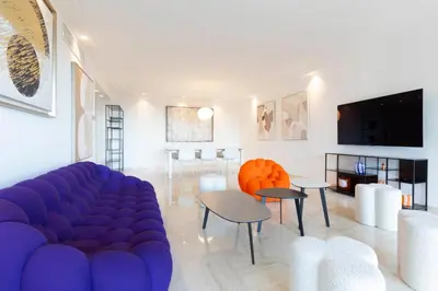 Télévision ou salle de divertissement dans l'établissement Exceptional Super-Cannes Glaïeuls with sea views pools & private jacuzzi
