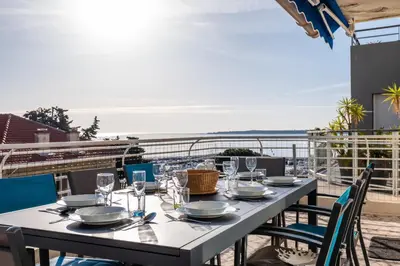 Vue générale sur la mer ou vue sur la mer prise depuis l'appartement