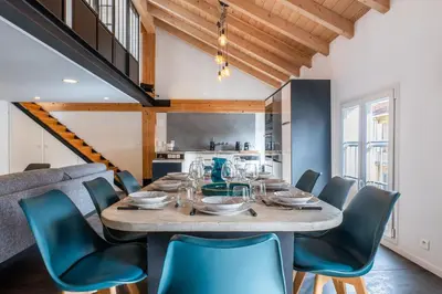 Coin salon dans l'établissement Spacious Duplex in the Heart of Cannes