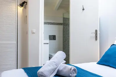 Un ou plusieurs lits dans un hébergement de l'établissement Spacious Duplex in the Heart of Cannes