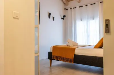 Un ou plusieurs lits dans un hébergement de l'établissement Spacious Duplex in the Heart of Cannes