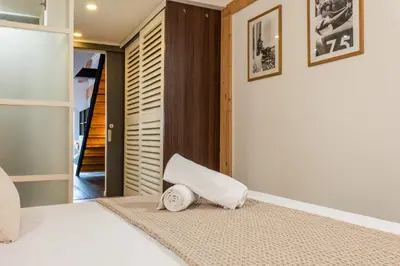 Un ou plusieurs lits dans un hébergement de l'établissement Spacious Duplex in the Heart of Cannes