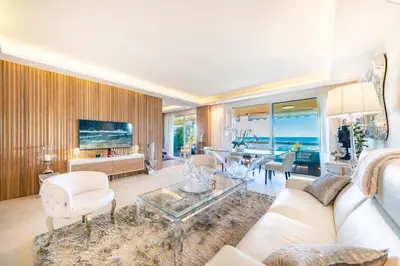 Coin salon dans l'établissement Somptuous 3 bedroom with sea-view on the Croisette
