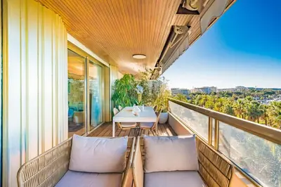 Balcon ou terrasse dans l'établissement Somptuous 3 bedroom with sea-view on the Croisette