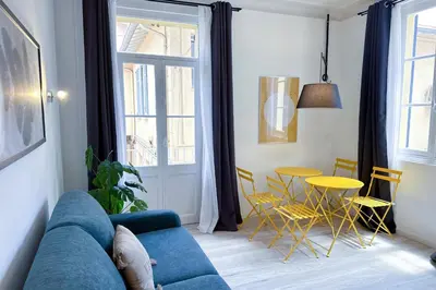 Coin salon dans l'établissement GAMBETTA - Lumineux Calme au coeur d'Antibes et de ses Plages