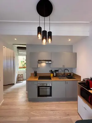 Cuisine ou kitchenette dans l'établissement GAMBETTA - Lumineux Calme au coeur d'Antibes et de ses Plages