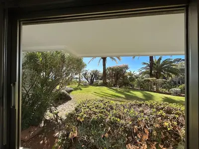 Jardin de l'établissement Studio golfe-juan piscine plage privée tennis