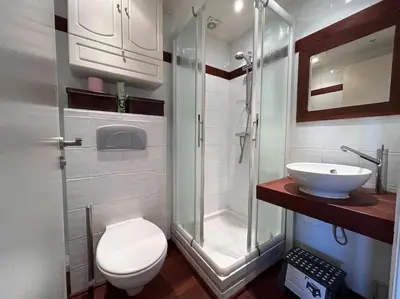 Salle de bains dans l'établissement Studio golfe-juan piscine plage privée tennis
