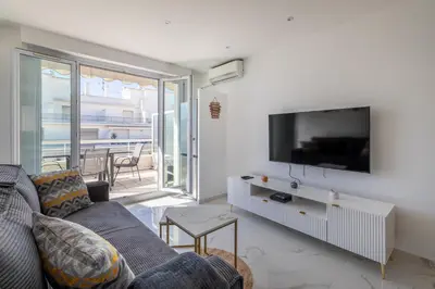 Télévision ou salle de divertissement dans l'établissement Juan Les Pins ENTRE CIEL ET MER , dernier étage avec terrasse