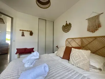 Un ou plusieurs lits dans un hébergement de l'établissement Charmant T2 à 500 m des plages