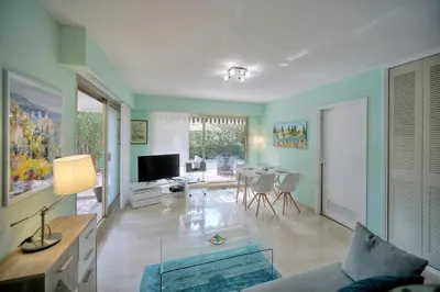Télévision ou salle de divertissement dans l'établissement Upstays Terrace Garden 44m² Apartment