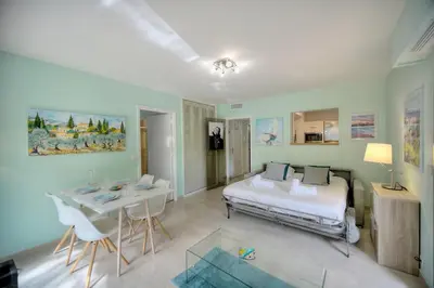 Un ou plusieurs lits dans un hébergement de l'établissement Upstays Terrace Garden 44m² Apartment