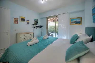 Un ou plusieurs lits dans un hébergement de l'établissement Upstays Terrace Garden 44m² Apartment