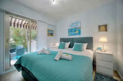 Un ou plusieurs lits dans un hébergement de l'établissement Upstays Terrace Garden 44m² Apartment